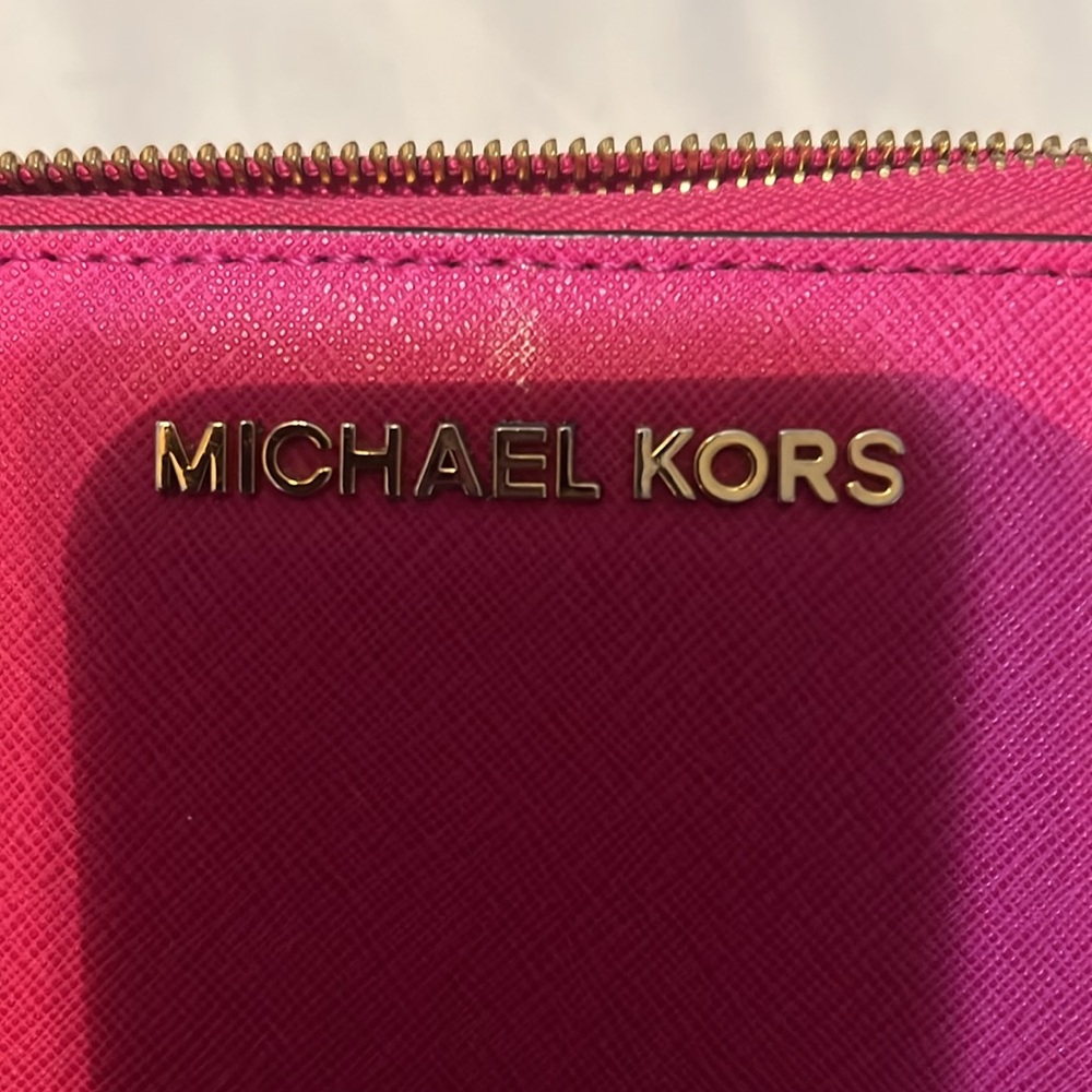 EUC…Michael Kors Clutch Wristlet Zip Wallet - Picture 2 of 5